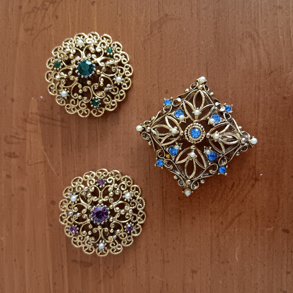 Elegant Gold and Gemstone Brooch Set